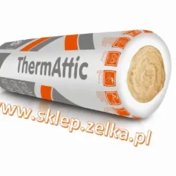 Rolka wełny mineralnej ThermAttic w białym opakowaniu z szarymi i pomarańczowymi akcentami, widoczny adres strony internetowej. Materiał izolacyjny na białym tle.