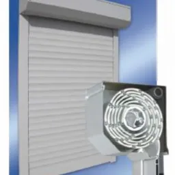 Szara roleta zewnętrzna z widocznym mechanizmem zwijania w przekroju, na jednolitym niebieskim tle.