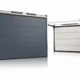 Przekrojowy widok dwóch segmentowych bram garażowych: zamkniętej szarej z poziomymi panelami i otwartej białej z widocznym mechanizmem sprężynowym.