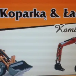 Grafika z dwiema miniaturowymi maszynami budowlanymi: ładowarką i koparką, obok napisu 'Usługi Koparką & Ładowarką Kamil Mencler' na pomarańczowym tle.
