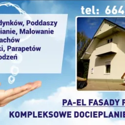 Dom po dociepleniu elewacji, z nową podbitką i odnowionym ogrodem. Reklama usług remontowych z numerem telefonu i nazwą firmy.