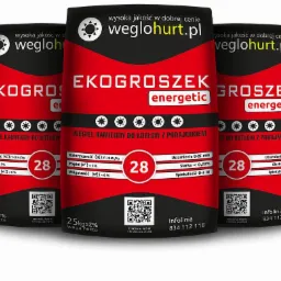 Trzy worki z węglem kamiennym do kotłów z podajnikiem, z widocznymi informacjami o kaloryczności, zawartości popiołu i wilgotności, oraz uziarnieniu, siarce i spiekalności. Worki w kolorystyce...