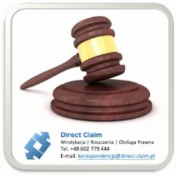 Drewniany młotek sędziowski z podstawą, logo firmy Direct Claim w rogu. Tekst: Windykacja, Roszczenia, Obsługa Prawna, kontakt. Na białym tle.