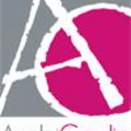 Logo firmy ArchiCadia.pl z charakterystycznym, stylizowanym 'A' w kolorze fuksji na szarym tle.