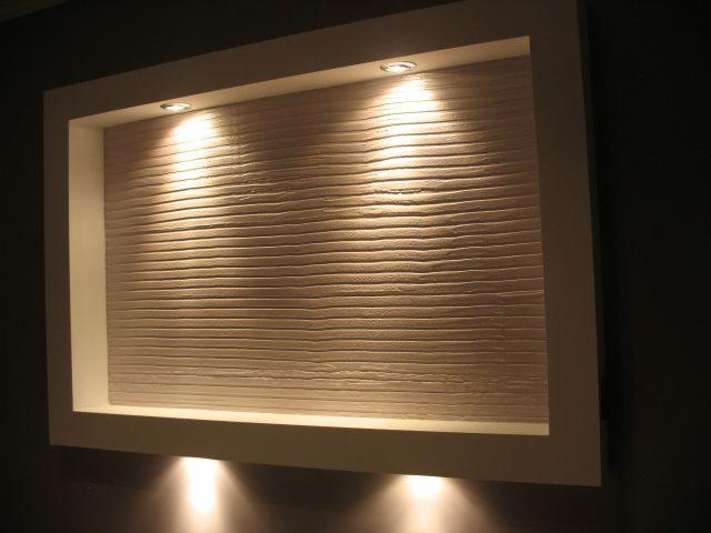 Nowoczesna ściana dekoracyjna z podświetleniem LED, faktura pozioma, wnęka z białym obramowaniem, ciepłe światło, elegancki detal wykończenia wnętrza, minimalistyczny styl.