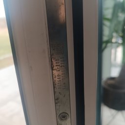 Olaf Wiewióra AWO SERWIS - Okucia drzwi balkonowych gdzie pojawiły się ogniska korozji zostały wyjęte i odnowione.