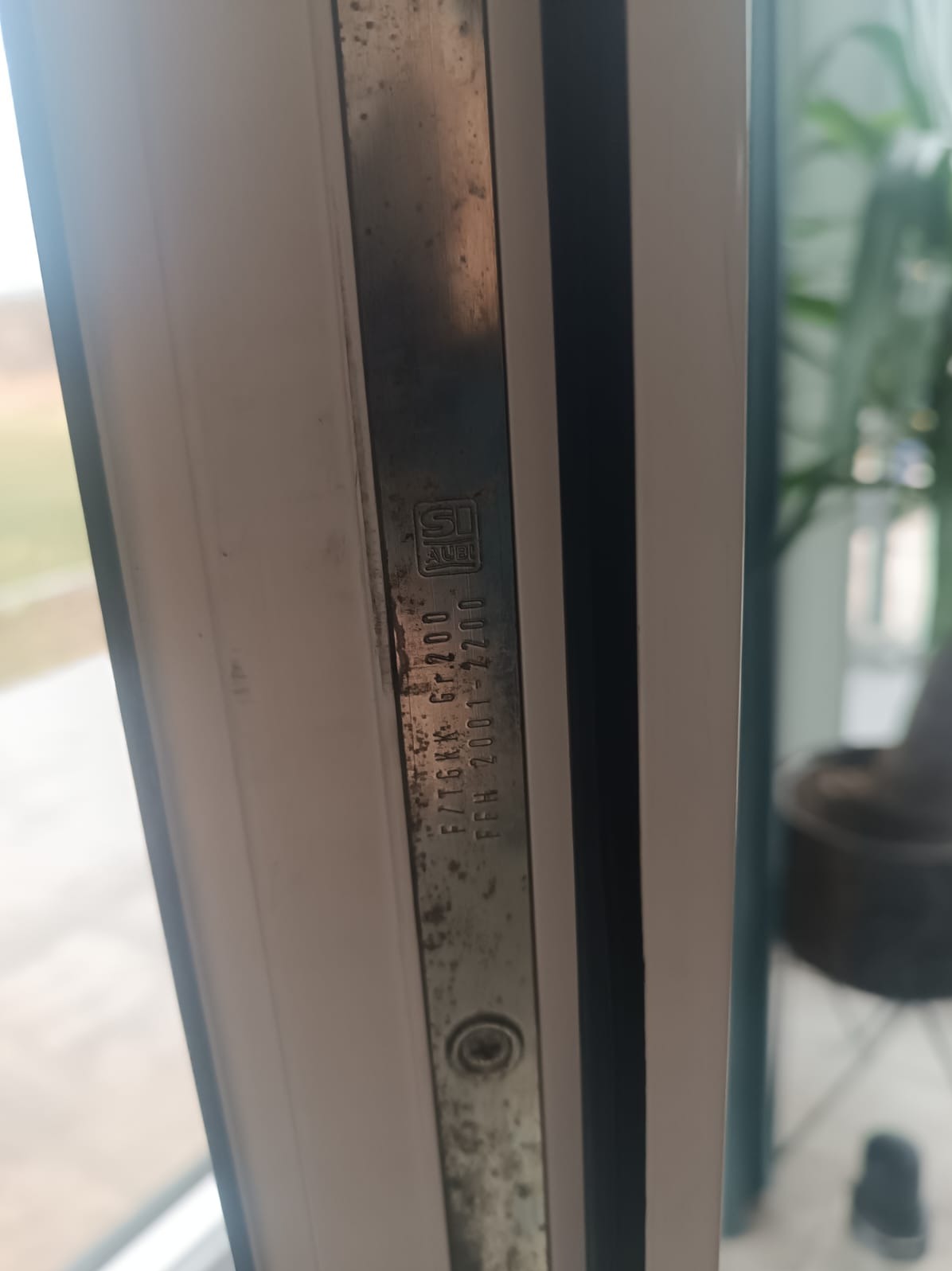 Okucia drzwi balkonowych gdzie pojawiły się ogniska korozji zostały wyjęte i odnowione.