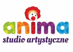 Kolorowe logo 'anima studio artystyczne' z elementem klauna. Litery w różnych barwach, czcionka bezszeryfowa. Element klauna nad napisem.
