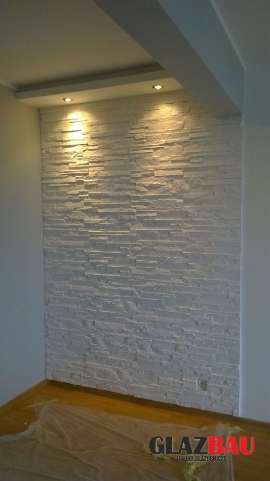 Ściana wykończona dekoracyjnym, białym kamieniem z podświetleniem halogenowym w suficie. Podłoga zabezpieczona folią malarską.