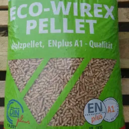 Worek z pelletem drzewnym Eco-Wirex z certyfikatem ENplus A1, widoczne oznaczenia jakości i waga 15 kg, ustawiony na palecie.