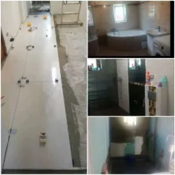 Układanie białych płytek podłogowych w łazience z użyciem krzyżyków dystansowych, widoczne fragmenty wykończonej łazienki z wanną i umywalką oraz surowy stan innej łazienki z instalacją wodną.