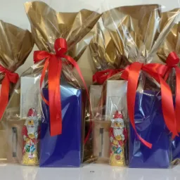 Paczki z gadżetami firmowymi