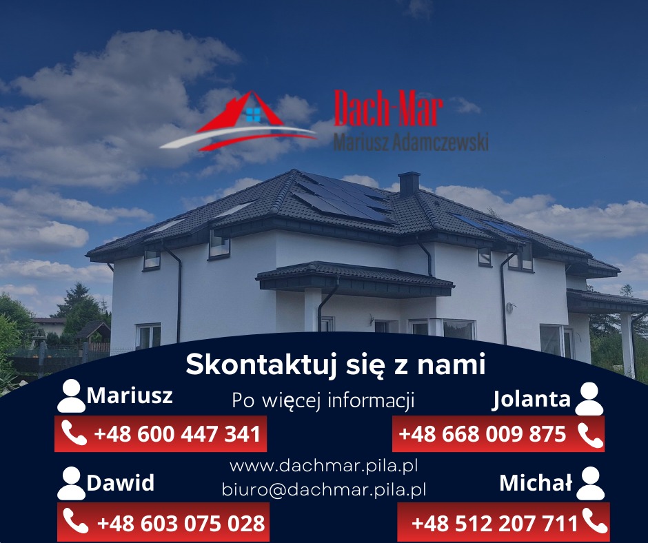 Nowoczesny dom jednorodzinny z ciemną dachówką i panelami słonecznymi na dachu, na tle błękitnego nieba z chmurami. Grafika kontaktowa firmy dekarskiej.