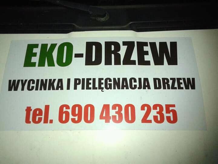 Naklejka reklamowa firmy EKO-DRZEW z numerem telefonu, oferującej wycinkę i pielęgnację drzew, umieszczona na białym pojeździe.