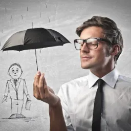 Mężczyzna w okularach, koszuli i krawacie trzyma parasol nad rysunkiem postaci w garniturze w deszczu.