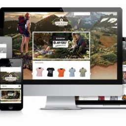 Responsywny układ strony sklepu internetowego 'napieszo.pl' wyświetlany na monitorze, laptopie, tablecie i smartfonie, prezentujący ofertę odzieży i obuwia outdoorowego.