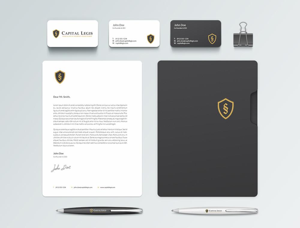Identyfikacja wizualna firmy prawniczej: wizytówki, papier firmowy, teczka i długopisy z logo firmy Capital Legis.