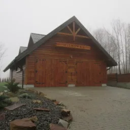 garaż z modrzewia