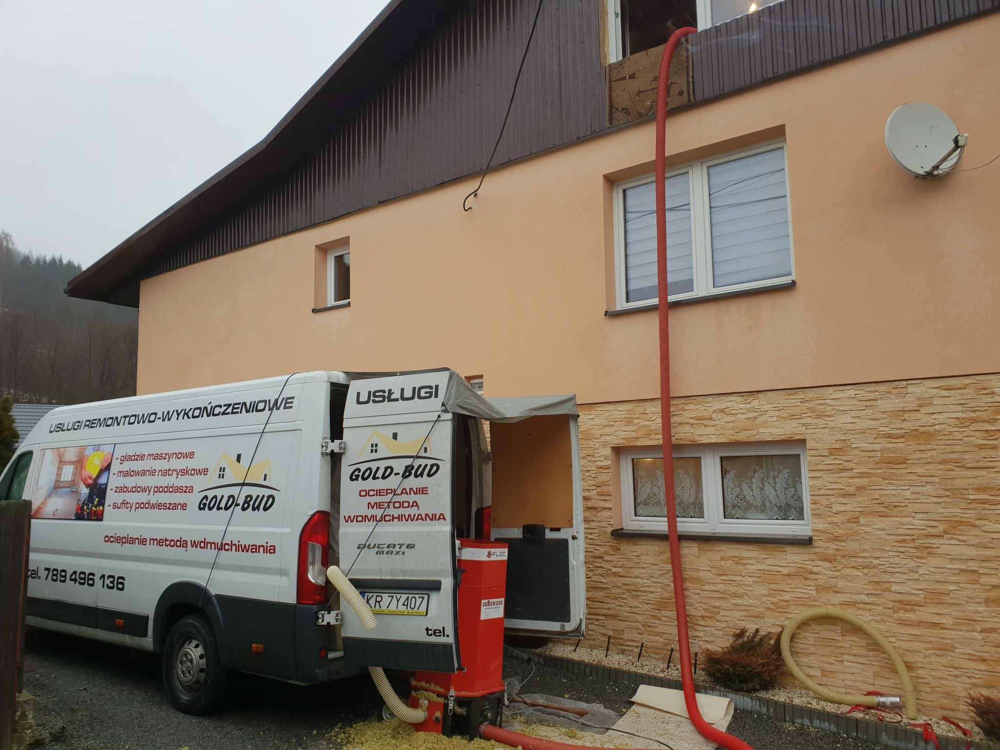 Ocieplenie poddasza w budynku jednorodzinnym metodą wdmuchiwania celulozy