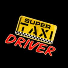 Żółta tabliczka 'SUPER TAXI DRIVER' z szachownicą, napisana czerwoną, pochyloną czcionką na czarnym tle. Charakterystyczny element identyfikacji wizualnej.