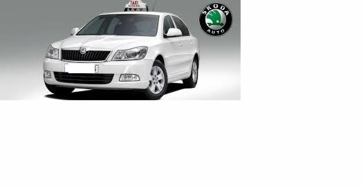 Biała Skoda Octavia Taxi z czarnym logo Skoda Auto w prawym górnym rogu, na szarym tle. Widok z przodu, lekko z boku. Na dachu lampka z napisem TAXI.