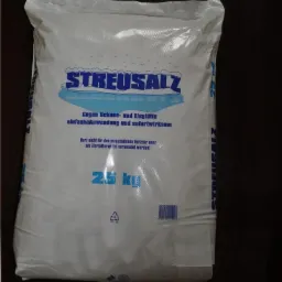 Worek białego, niemieckiego środka do posypywania dróg, marki Streusalz, o wadze 25 kg. Widoczne informacje o zastosowaniu i ostrzeżenia.