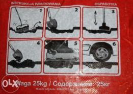 Instrukcja wbudowania na worku z czerwoną obwódką, prezentująca etapy pracy z użyciem łopaty i ubijarki. Widoczne numery kroków i oznaczenie wagi.