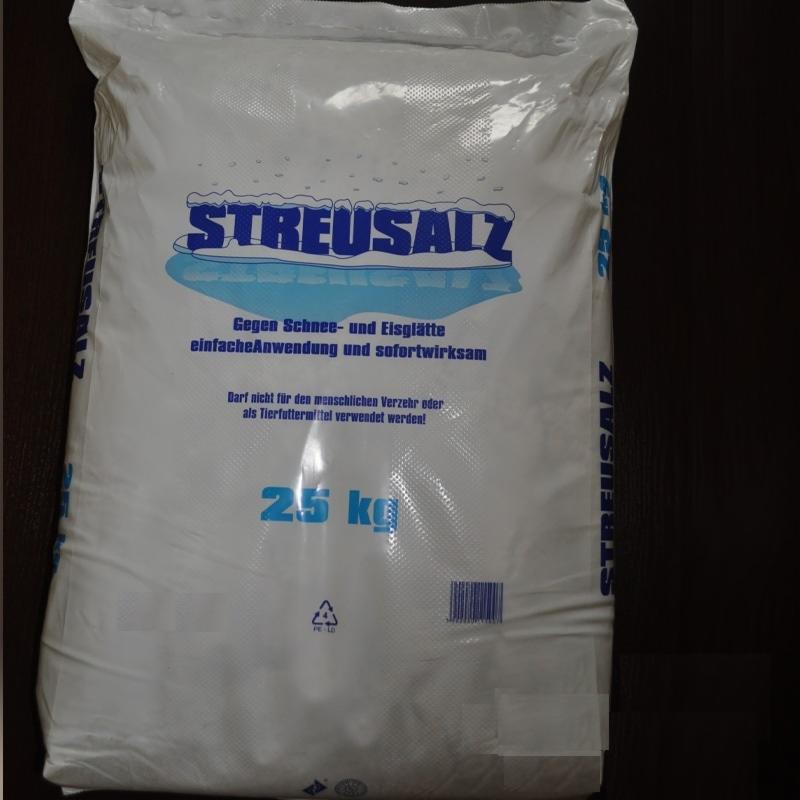 Worek białego, niemieckiego środka do posypywania dróg, marki Streusalz, o wadze 25 kg. Widoczne informacje o zastosowaniu i ostrzeżenia.
