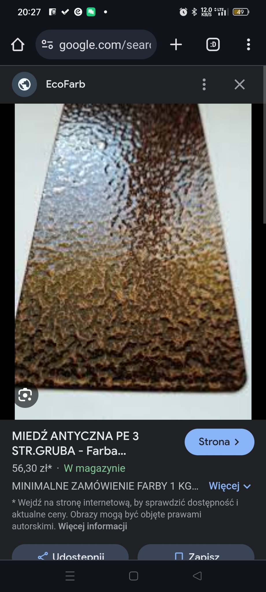 Metalowa powierzchnia z fakturą antycznej miedzi, zbliżenie na nieregularną, chropowatą teksturę w odcieniach brązu i miedzi.