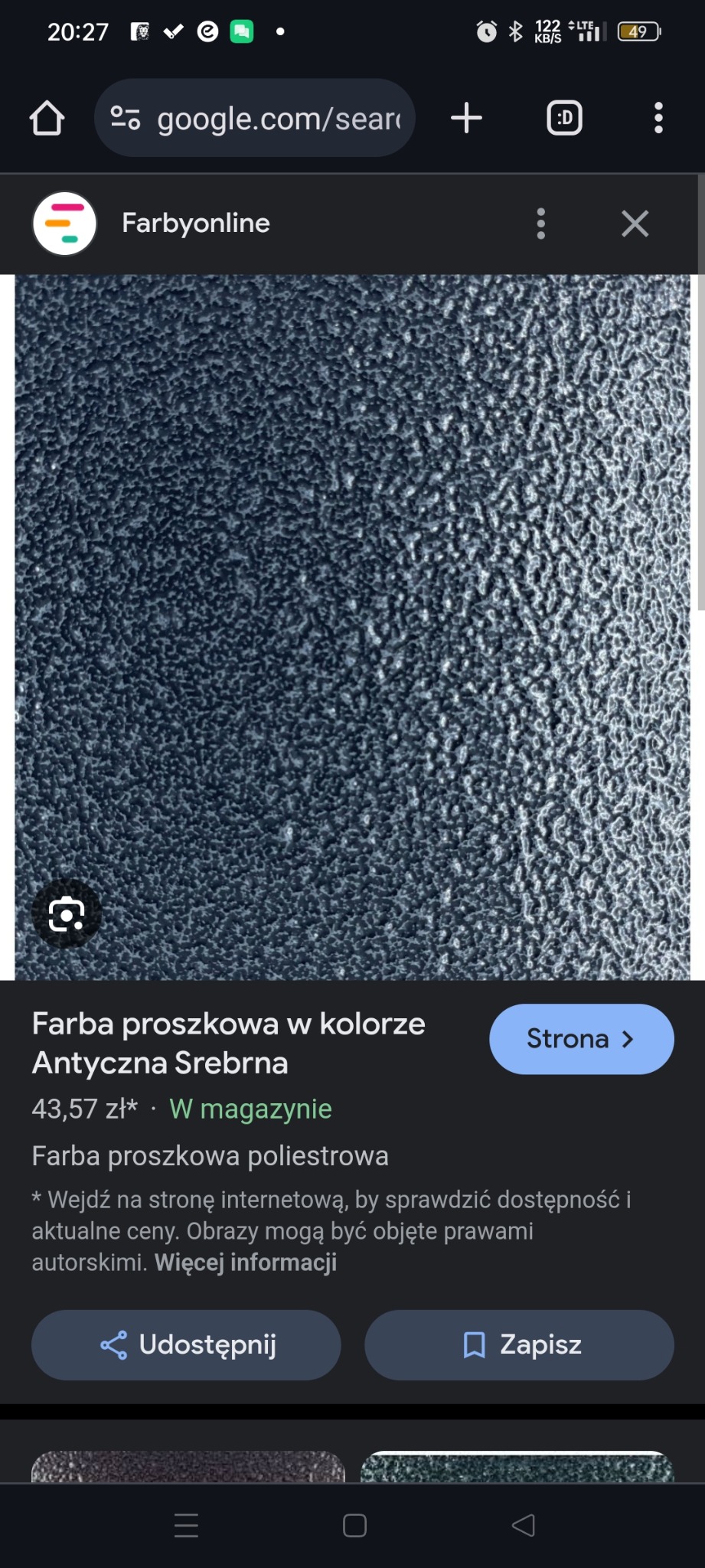 Zbliżenie na szorstką, srebrzysto-szarą powierzchnię z wyraźną fakturą, przypominającą metal po piaskowaniu lub malowaniu proszkowym. Wyraźne nierówności tworzą wzór cieni i refleksów.