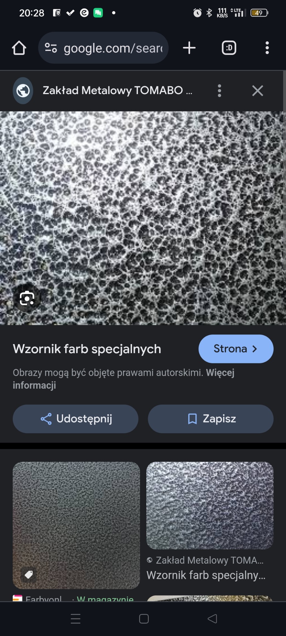 Zbliżenie na teksturę metalu malowanego proszkowo na szaro, z wyraźnymi, nieregularnymi wgłębieniami tworzącymi chropowatą powierzchnię.