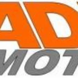 Pomarańczowo-szare logo 'ADI MOTO' na białym tle. Duże, pogrubione litery 'ADI' w kolorze pomarańczowym, pod nimi szary napis 'MOTO' mniejszą czcionką.