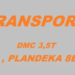 Pomarańczowy napis 'TRANSPORT' i 'DMC 3,5T BUS, PLANDEKA 8EUR' na szarym tle. Grafika informacyjna z detalami oferty transportowej.