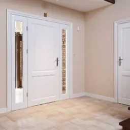 Białe drzwi wewnętrzne z przeszkleniami w wąskich panelach, widok na wnętrze i ceglaną ścianę, jasna podłoga z płytek, fragment schodów z drewnianą balustradą.