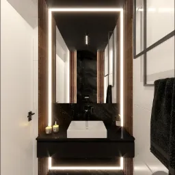 Elegancka, wąska łazienka w czerni i bieli z marmurową posadzką, oświetlonymi panelami drewnianymi po bokach lustra, minimalistyczną umywalką i czarnym ręcznikiem.