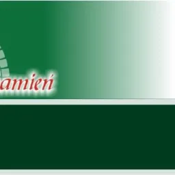 Grafika z napisem 'Ogród i kamień' z elementami roślinnymi i dekoracyjnymi z kostki brukowej na zielonym tle. Projekt graficzny.