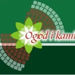 Graficzne logo firmy z zielonym tłem, stylizowanym kwiatem i półkolami z brązowych i białych kwadratów, oraz napisem 'Ogród i kamień'.