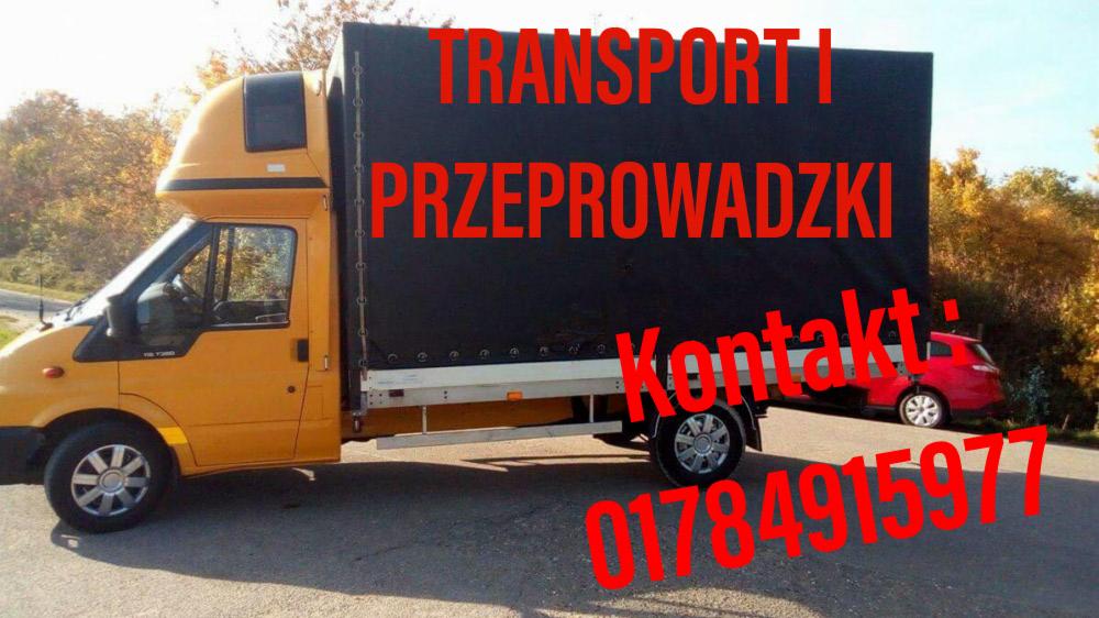 Żółty samochód dostawczy z czarną plandeką i czerwonym napisem 'TRANSPORT i PRZEPROWADZKI Kontakt: 01784915977' zaparkowany na drodze, w tle jesienne drzewa i czerwony samochód osobowy.