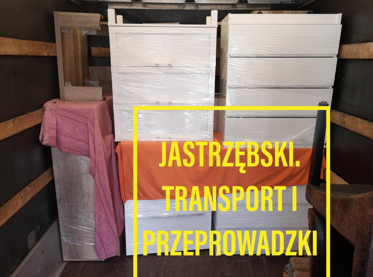 Wnętrze furgonetki wypełnionej meblami zabezpieczonymi folią stretch, w tym białymi komodami z szufladami i elementami drewnianymi, przygotowanymi do transportu, z widocznymi tekstyliami w tle.