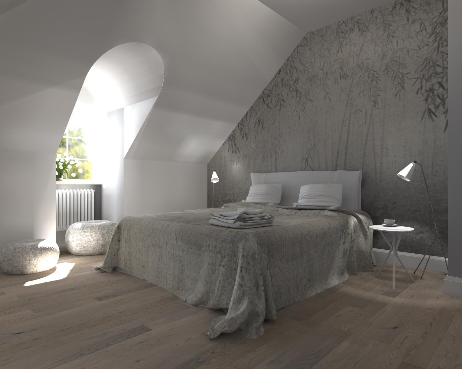 Sypialnia na poddaszu ze ścianą z motywem bambusowego lasu, łóżkiem z szarą narzutą i stolikiem nocnym z filiżanką, oświetlona światłem wpadającym przez okno w kształcie łuku.