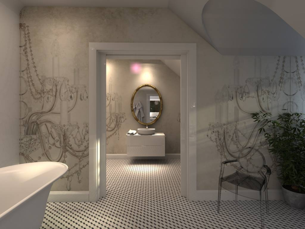 Elegancka łazienka z wanną wolnostojącą, okrągłym lustrem w złotej ramie, szafką pod umywalką i tapetą z motywem żyrandoli, widoczna przez drzwi z białym obramowaniem.