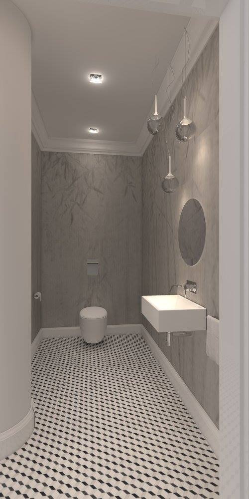 Mała łazienka z marmurowymi ścianami, wiszącą umywalką, okrągłym lustrem i podwieszanymi lampami w kształcie kuli, wykończona czarno-białą mozaiką na podłodze.