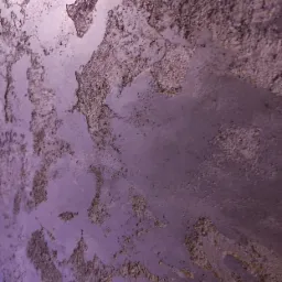 Tekstura dekoracyjna ściany w odcieniach fioletu i szarości, imitująca surowy beton z wyraźnymi spękaniami i nierównościami.