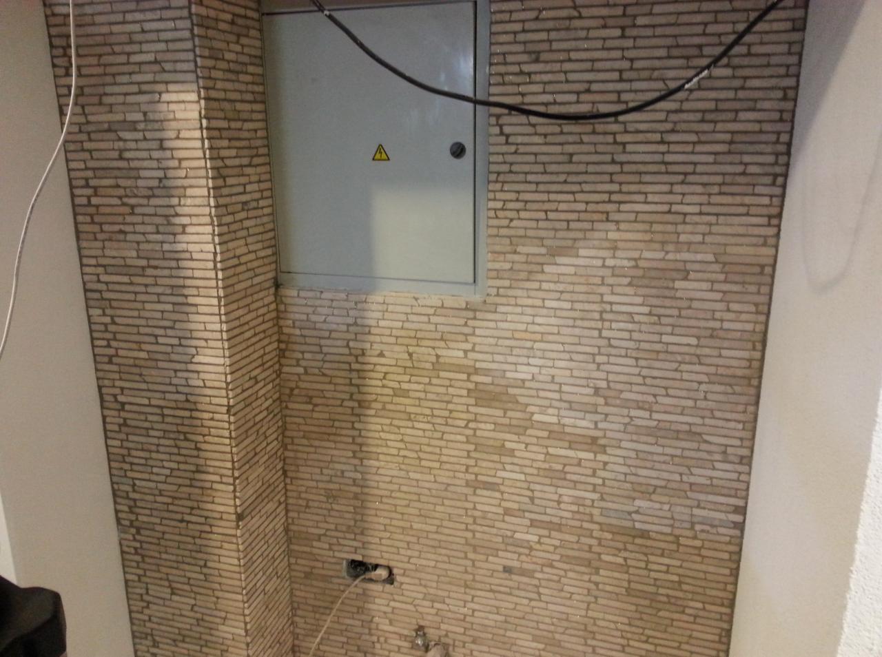 mała ścianka w mozaice ceglanej