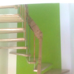 CORINA - Drewniane schody wiszące z metalowymi wspornikami, zabezpieczone folią ochronną, na tle zielonej ściany.