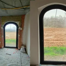 Dwa ujęcia tego samego okna łukowego z czarną ramą: po lewej w surowym stanie, przed położeniem, po prawej po położeniu gładzi i pomalowaniu ściany na biało, z widokiem na pole.