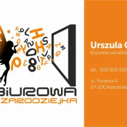 Grafika firmowa przedstawiająca sylwetkę wróżki z pomarańczowymi skrzydłami, z której ust wylatują litery alfabetu w kierunku czarnej ramy, obok nazwa firmy 'Biurowa Czarodziejka' oraz dane...