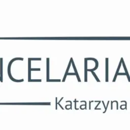 Logo Kancelarii Adwokackiej Katarzyny Pyszkowskiej z symbolem paragrafu w kwadracie, nazwa firmy w kolorze szarym i imię i nazwisko pod spodem.