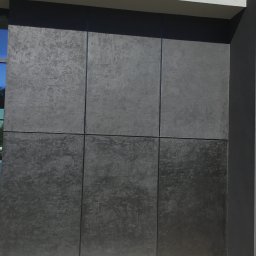 Elewacja wykonana z tynku imitującgo beton architektoniczny w technologii Weber
