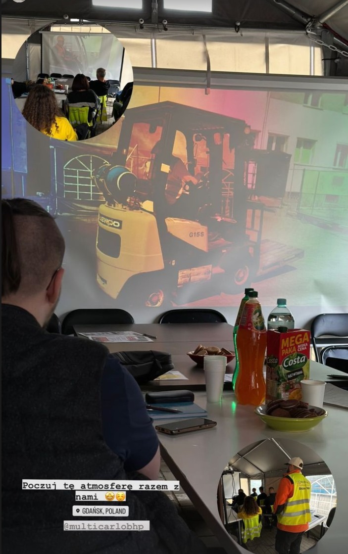 Uczestnicy szkolenia w Łęgowo obserwują prezentację na temat obsługi wózka widłowego, widoczny projektor i napoje na stole.